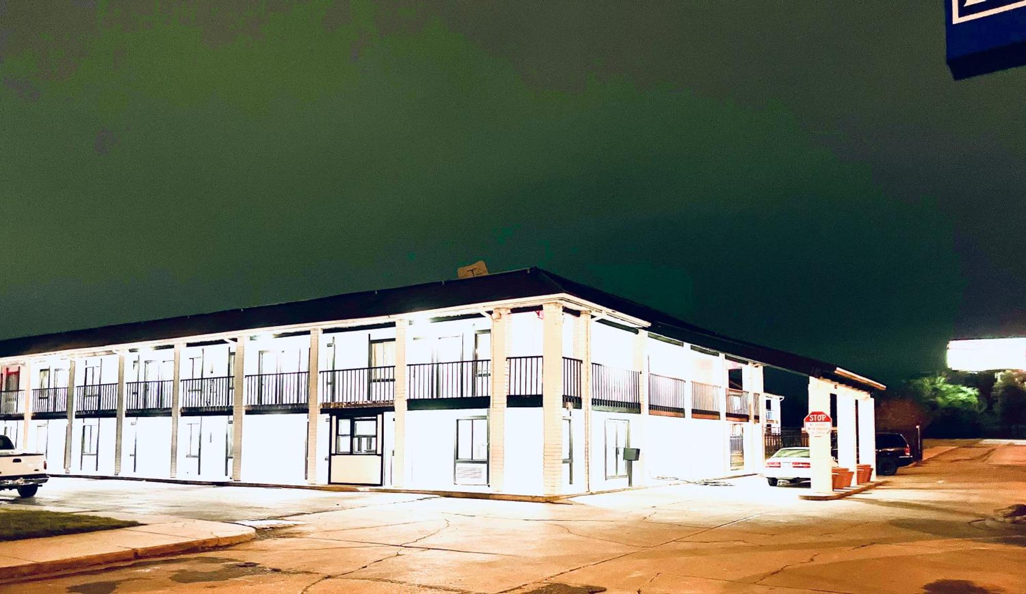 Economy Inn And Suites Tulsa Kültér fotó